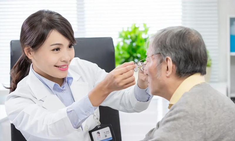 剛進入40歲，你能接受戴老花鏡嗎？