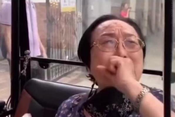 老花鏡不能隨意佩戴，按照年齡度數(shù)購買不準確