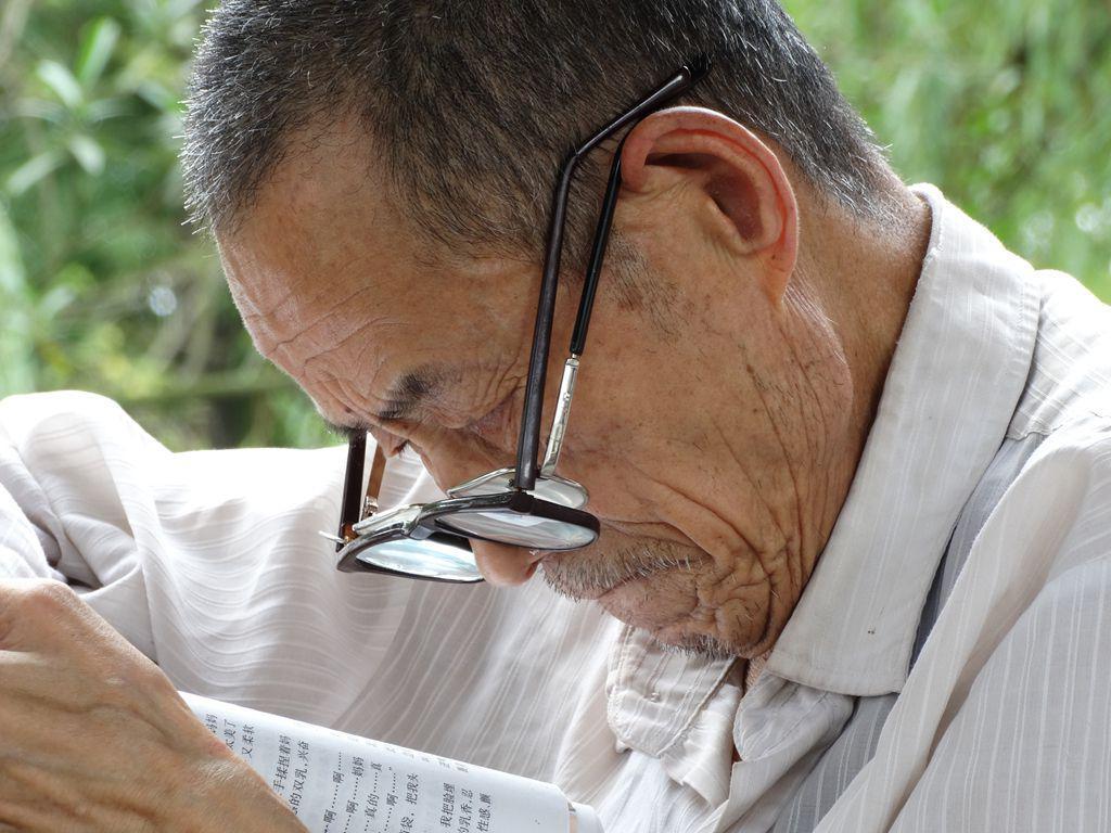 “老花眼”誰都避不開，哪些癥狀說明眼睛提前“花”了？