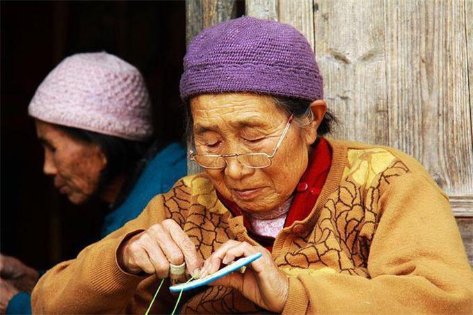 佩戴老花眼鏡，記住這四點(diǎn)，避免對(duì)眼睛造成傷害